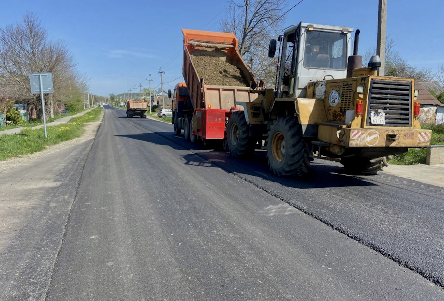 В Республике Адыгея ремонтируют подъезд к поселку Табачный