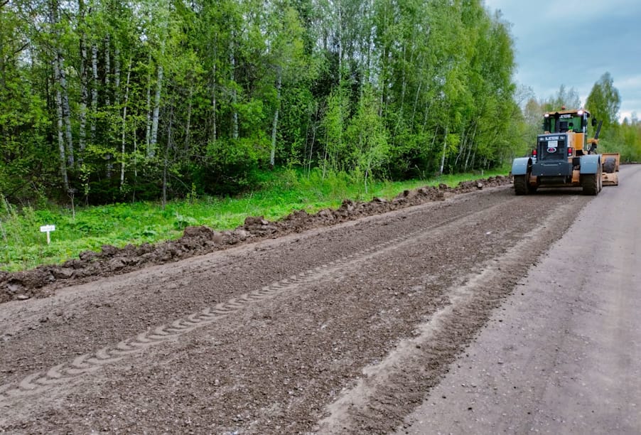 В Томской области ремонтируют дорогу к популярному памятнику природы
