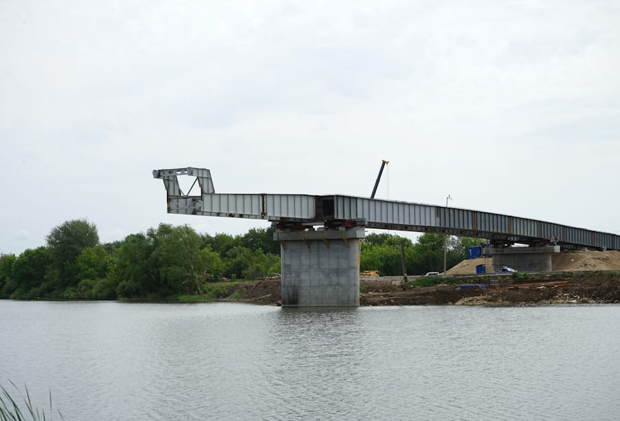 Саратовская область: работы по строительству моста на трассе Горный – Березово выполнено на 60 %