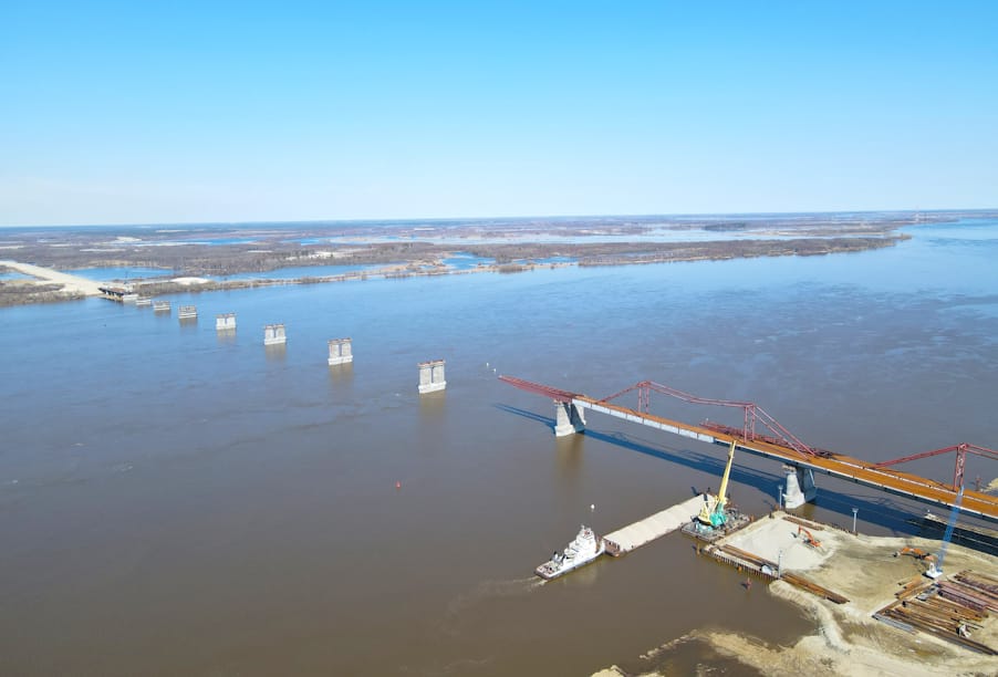 Строительство мостового перехода через реку Обь в районе Сургута выполнено на 44 %